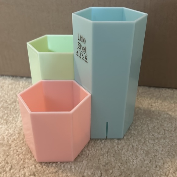 1pc Plastic Hexagonal Pen Holder (Make Up Brush Holder) - Picture 2 of 15